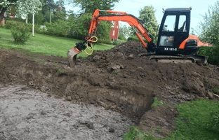 Grävmaskin vid poolgrävning