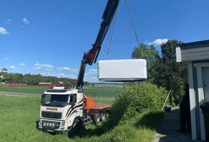 Kranbil levererar spabad till villaträdgård