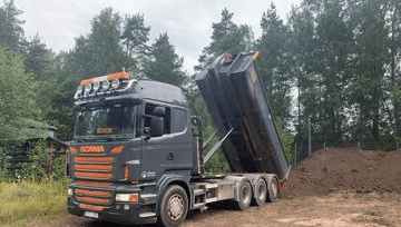 Scania lastbil tippar schaktmassor